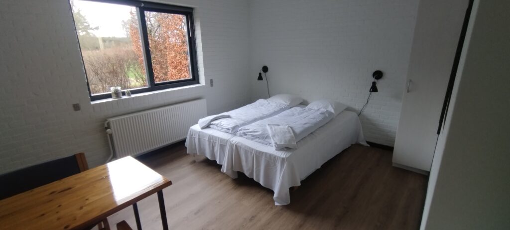 Værelser med eget bad og toilet.